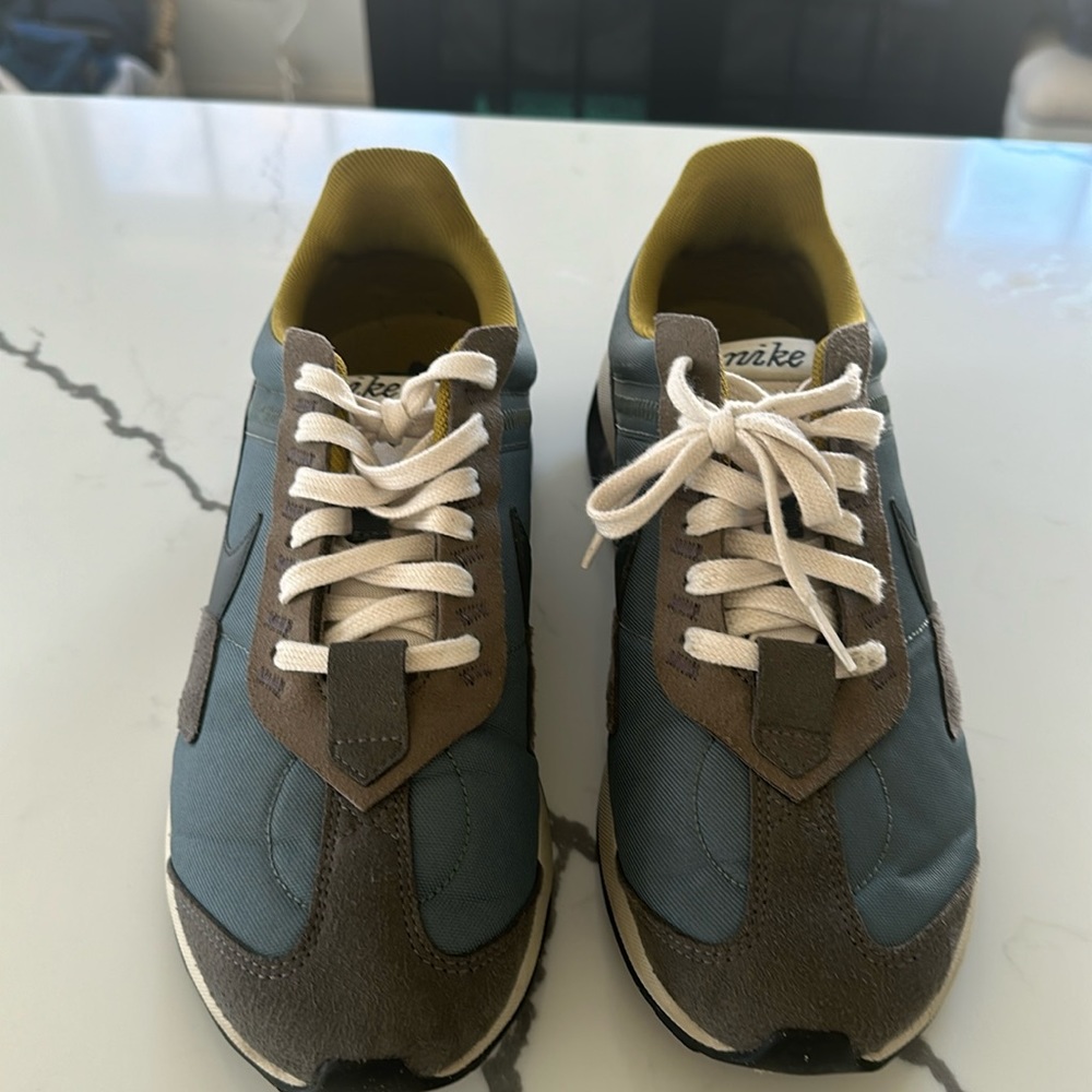 I am selling these Nike shoes.